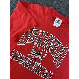 Nebraska Cornhuskers T-Shirt Red Logo Athletic‎ 2XL NCAA 26.5x32.5
